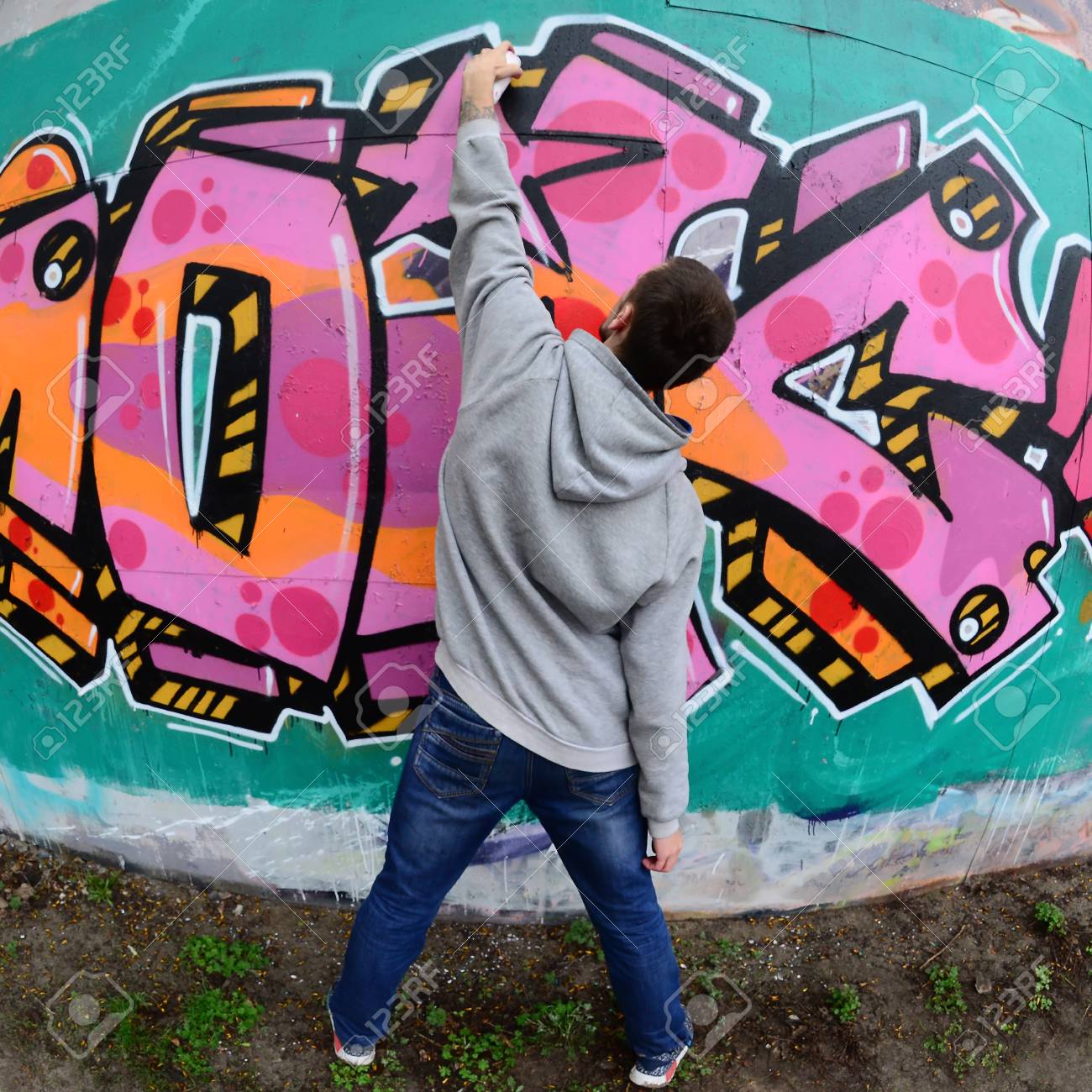 Detail Guy Making Graffiti Nomer 34