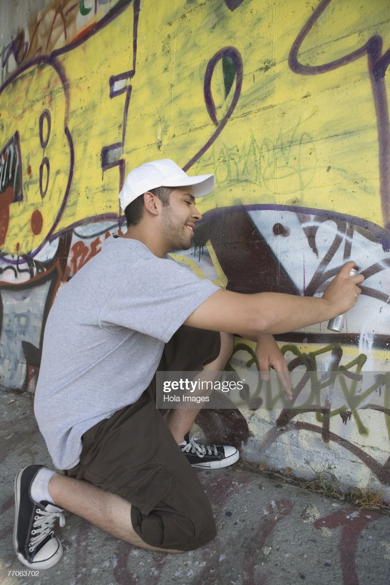 Detail Guy Making Graffiti Nomer 43