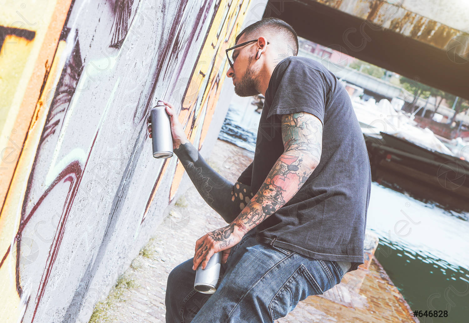 Detail Guy Making Graffiti Nomer 44