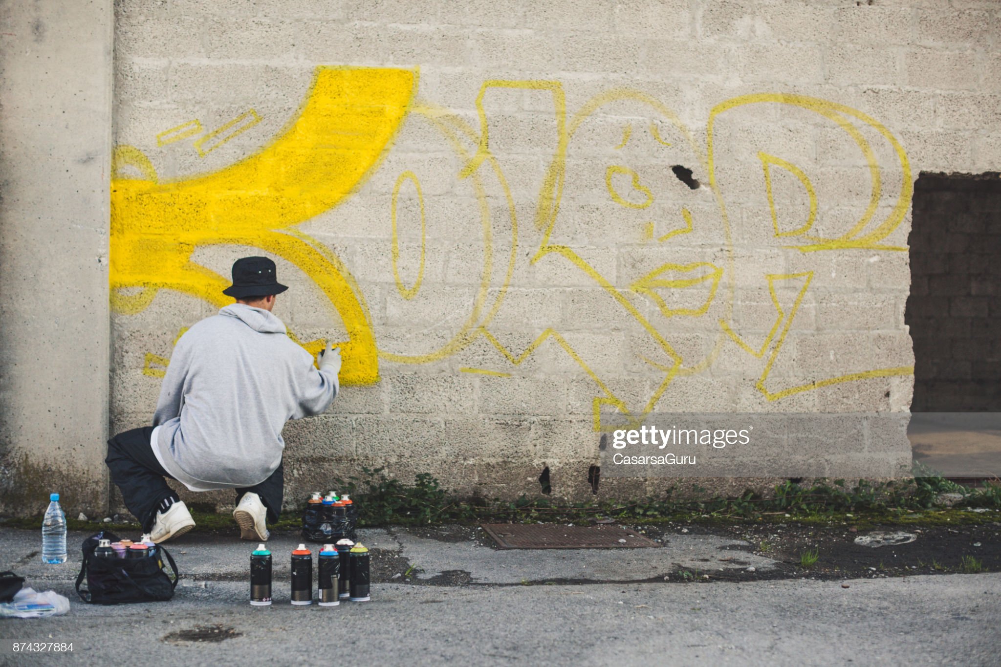 Detail Guy Making Graffiti Nomer 6