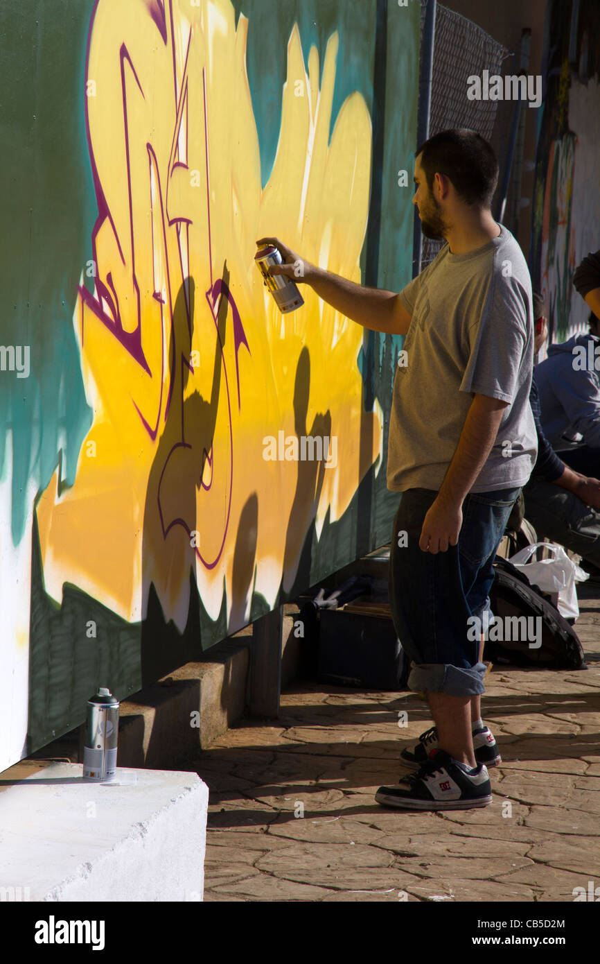 Detail Guy Making Graffiti Nomer 46