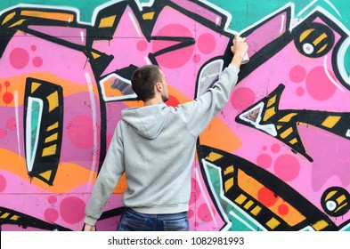 Detail Guy Making Graffiti Nomer 47