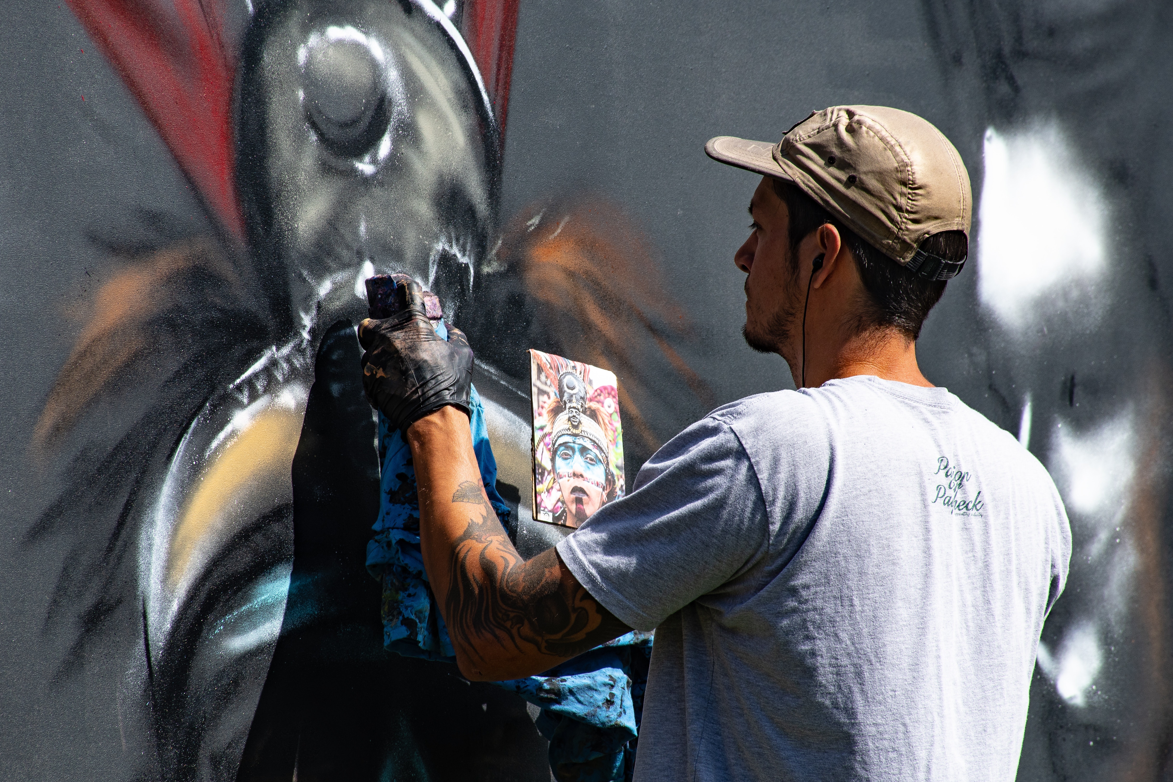 Detail Guy Making Graffiti Nomer 53