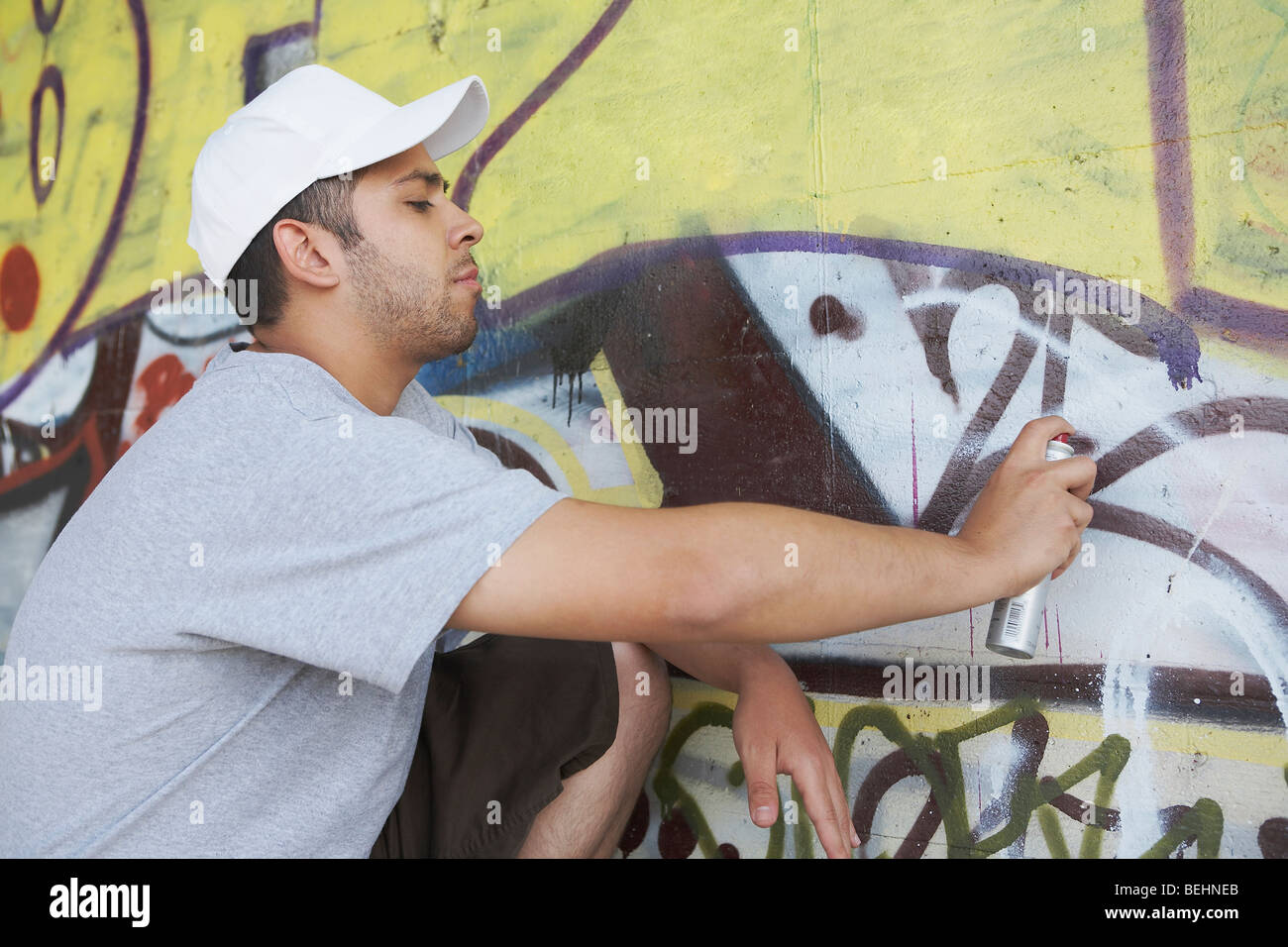 Detail Guy Making Graffiti Nomer 7
