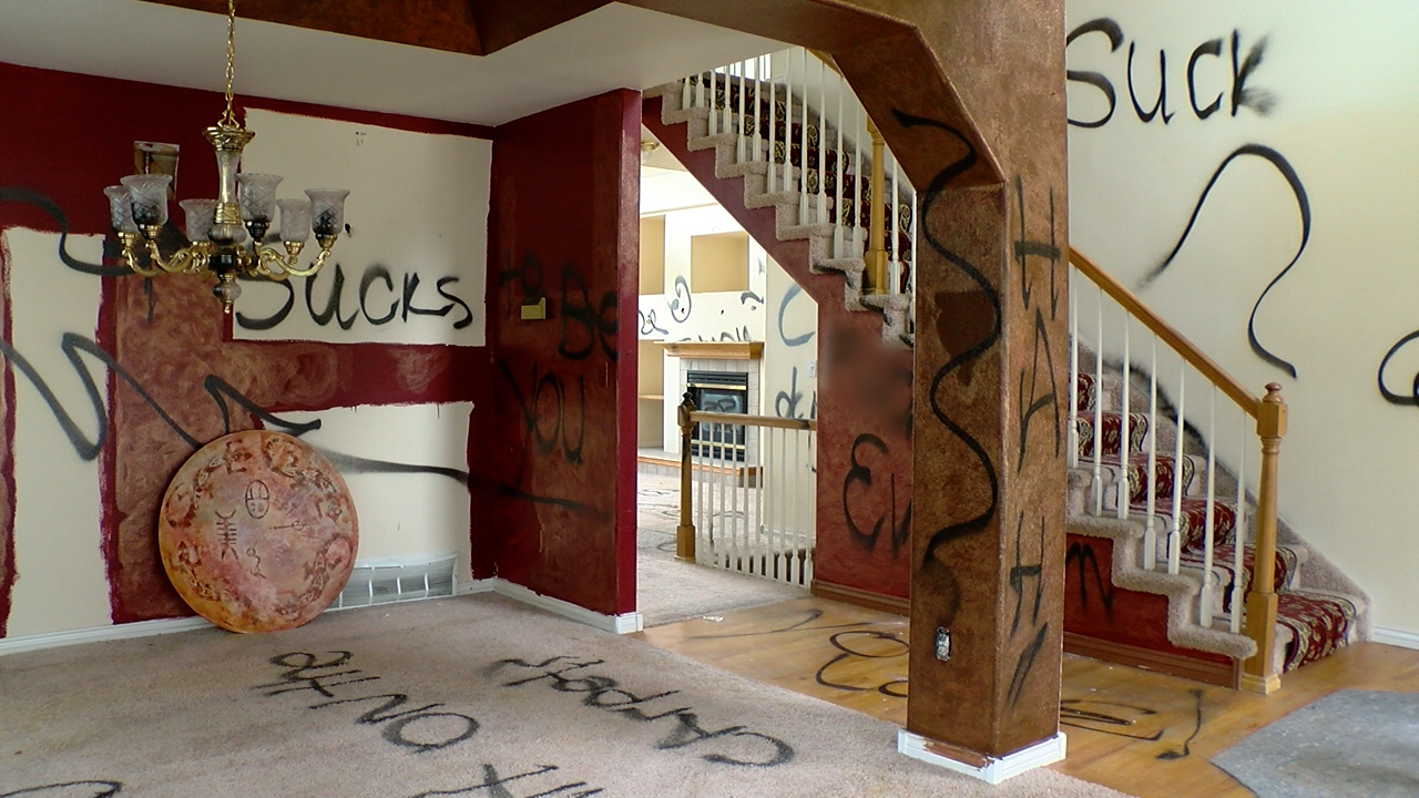 Detail Hell House Graffiti Nomer 10