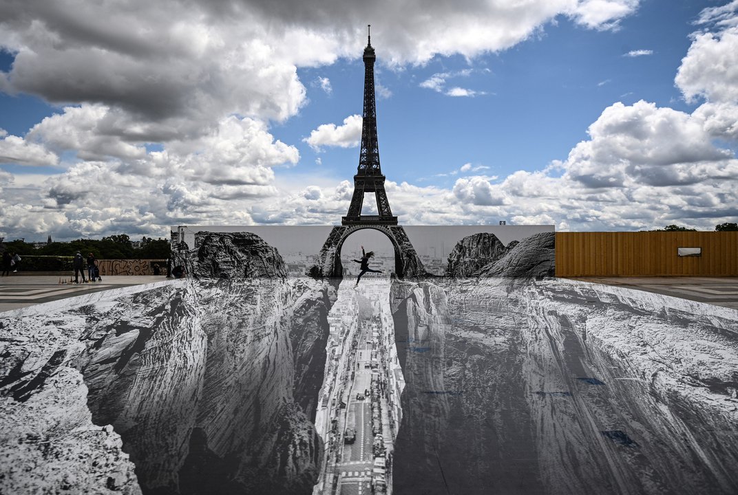 Detail Image Eiffel Graffiti Nomer 17