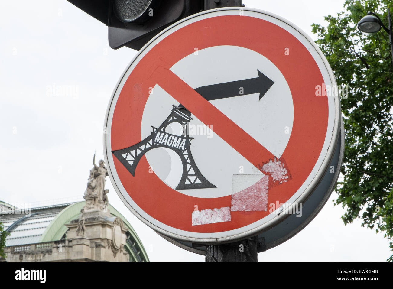 Detail Image Eiffel Graffiti Nomer 23