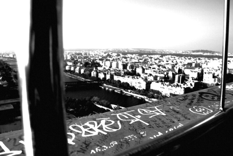 Detail Image Eiffel Graffiti Nomer 25