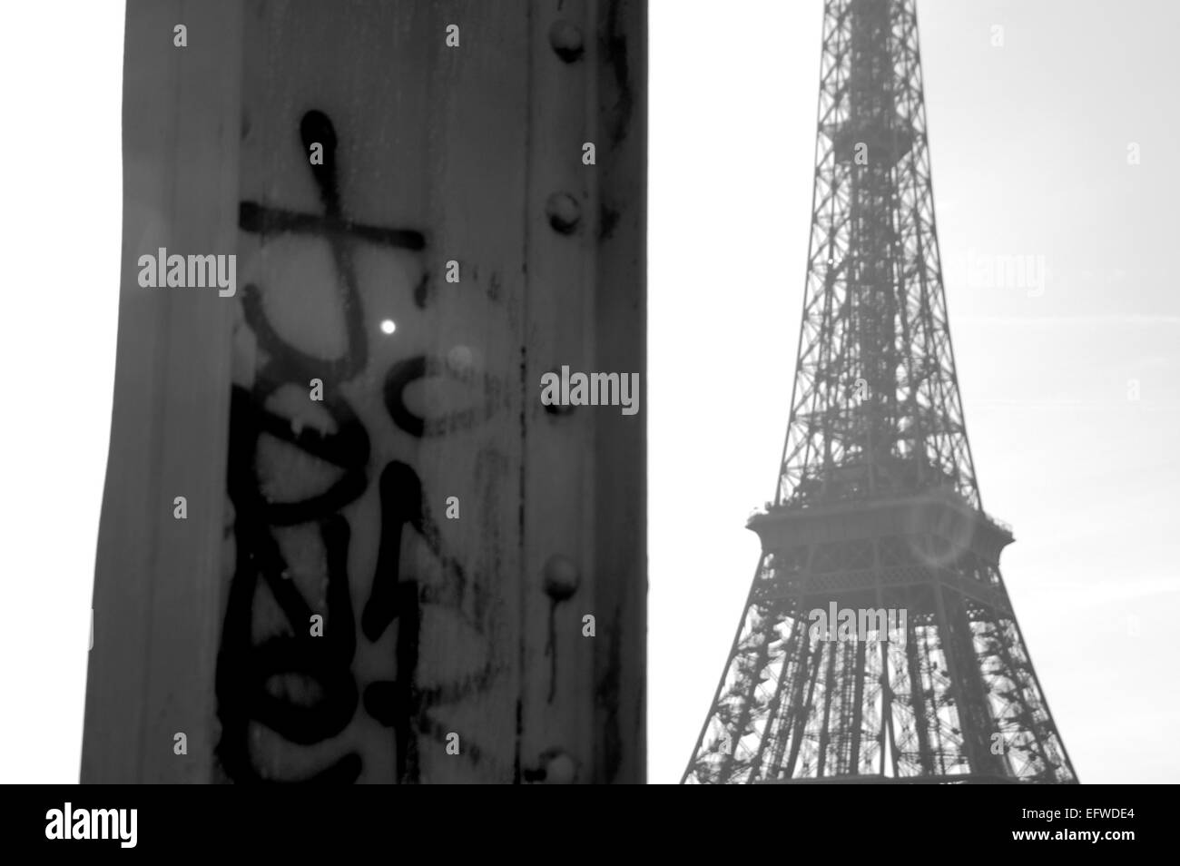 Detail Image Eiffel Graffiti Nomer 27
