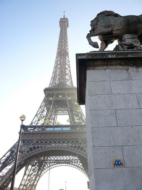 Detail Image Eiffel Graffiti Nomer 32