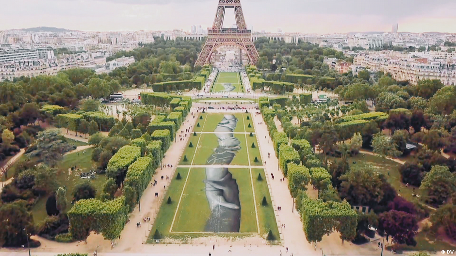 Detail Image Eiffel Graffiti Nomer 34