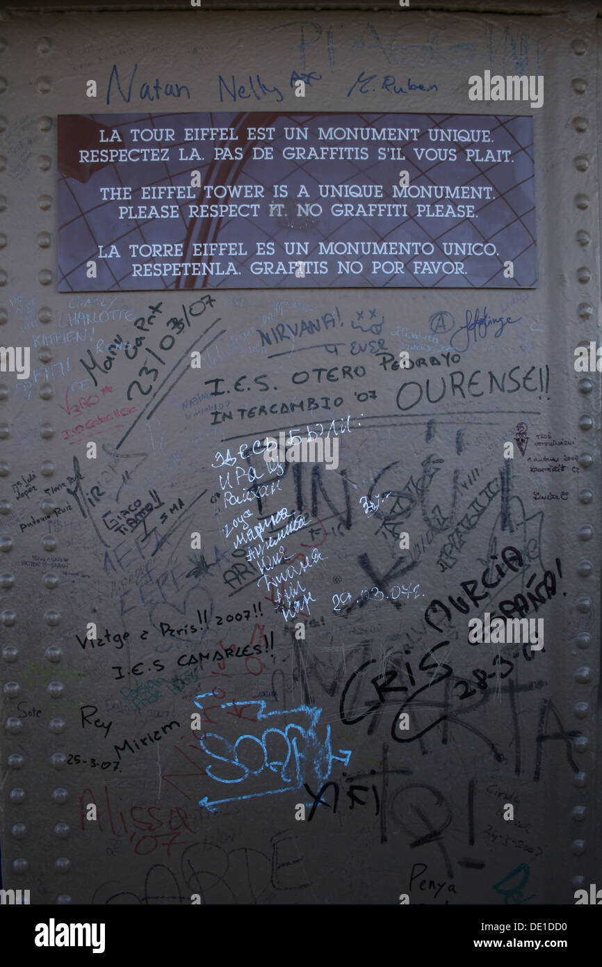 Detail Image Eiffel Graffiti Nomer 39