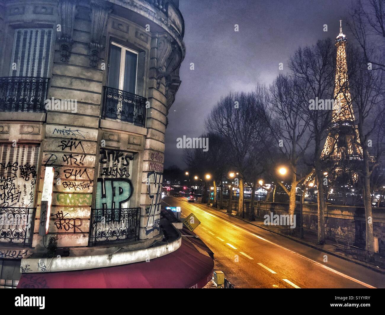 Detail Image Eiffel Graffiti Nomer 40