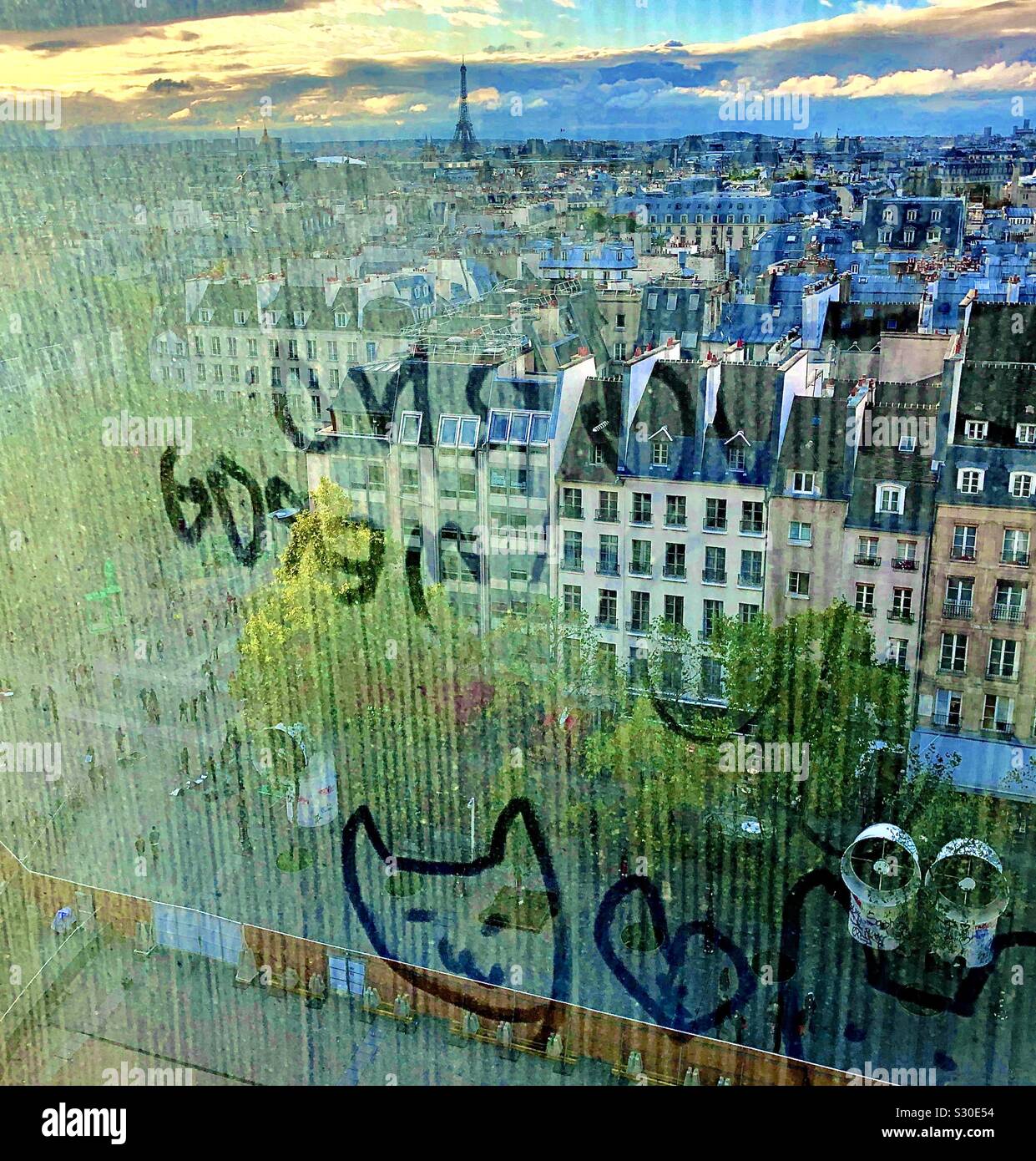 Detail Image Eiffel Graffiti Nomer 43