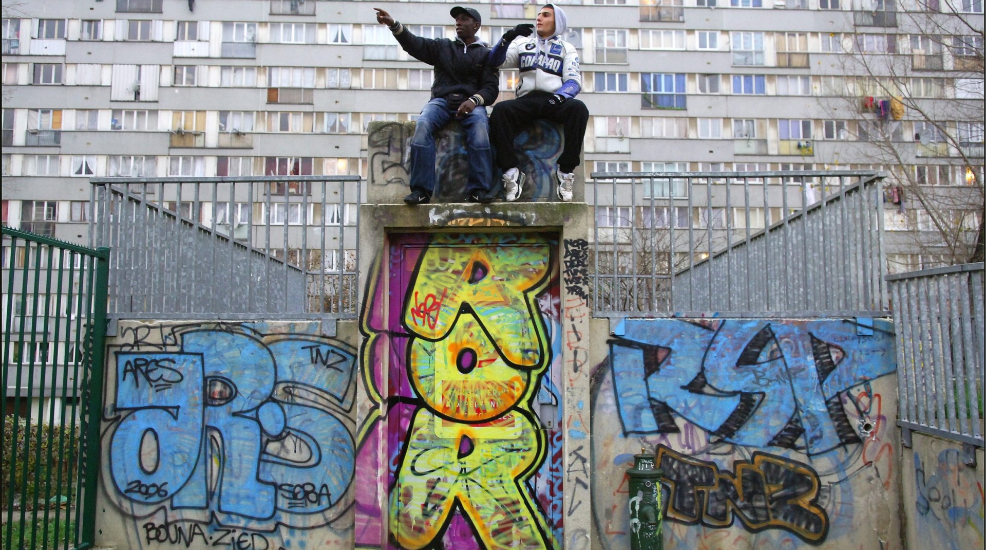 Detail Image Eiffel Graffiti Nomer 44