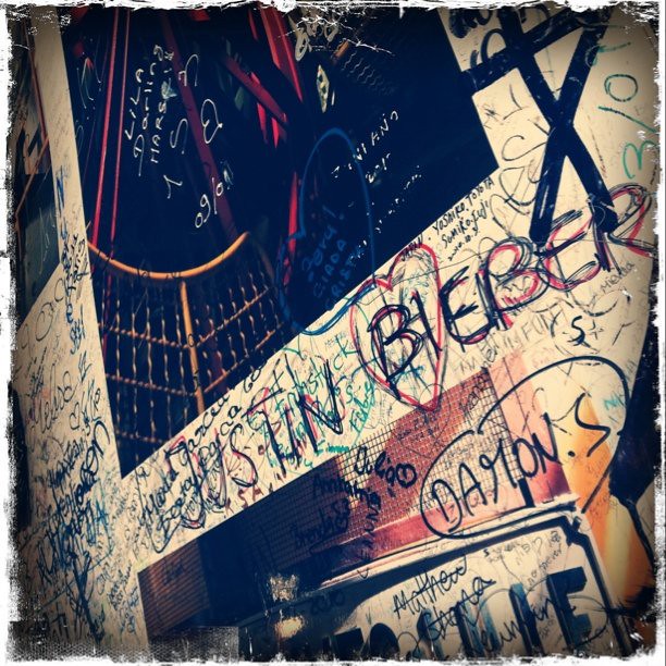 Detail Image Eiffel Graffiti Nomer 46
