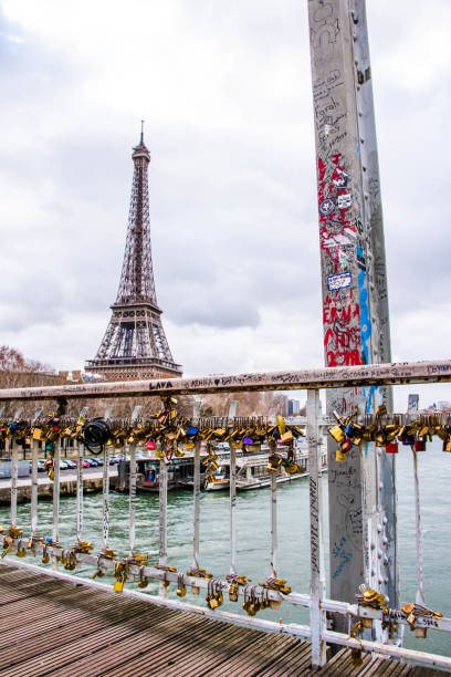 Detail Image Eiffel Graffiti Nomer 47