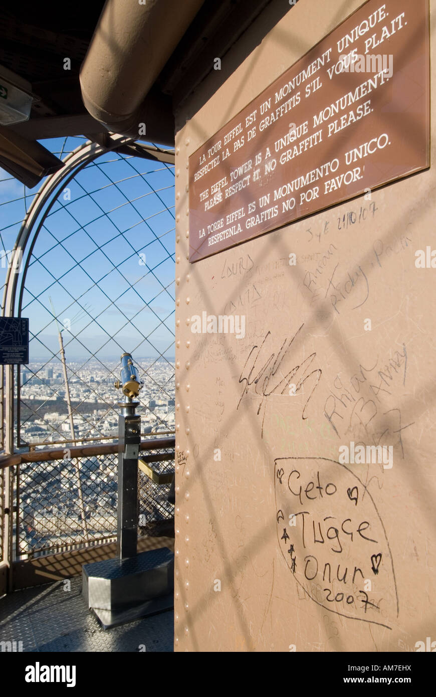 Detail Image Eiffel Graffiti Nomer 49