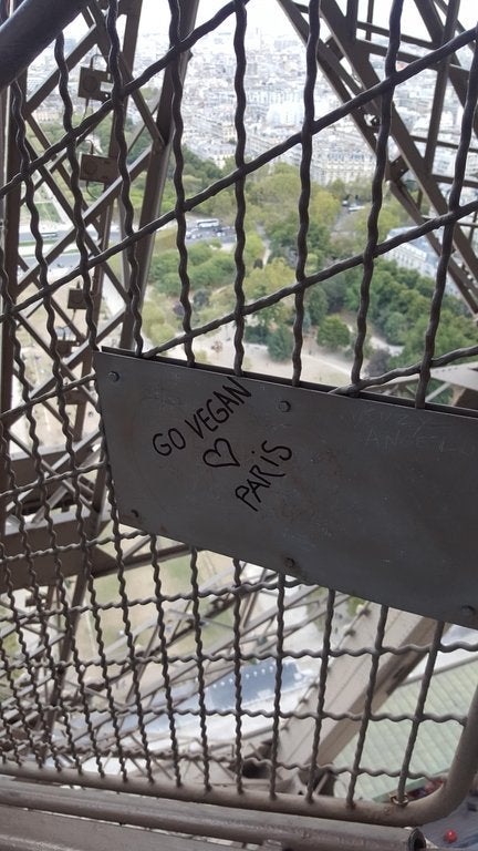 Detail Image Eiffel Graffiti Nomer 51