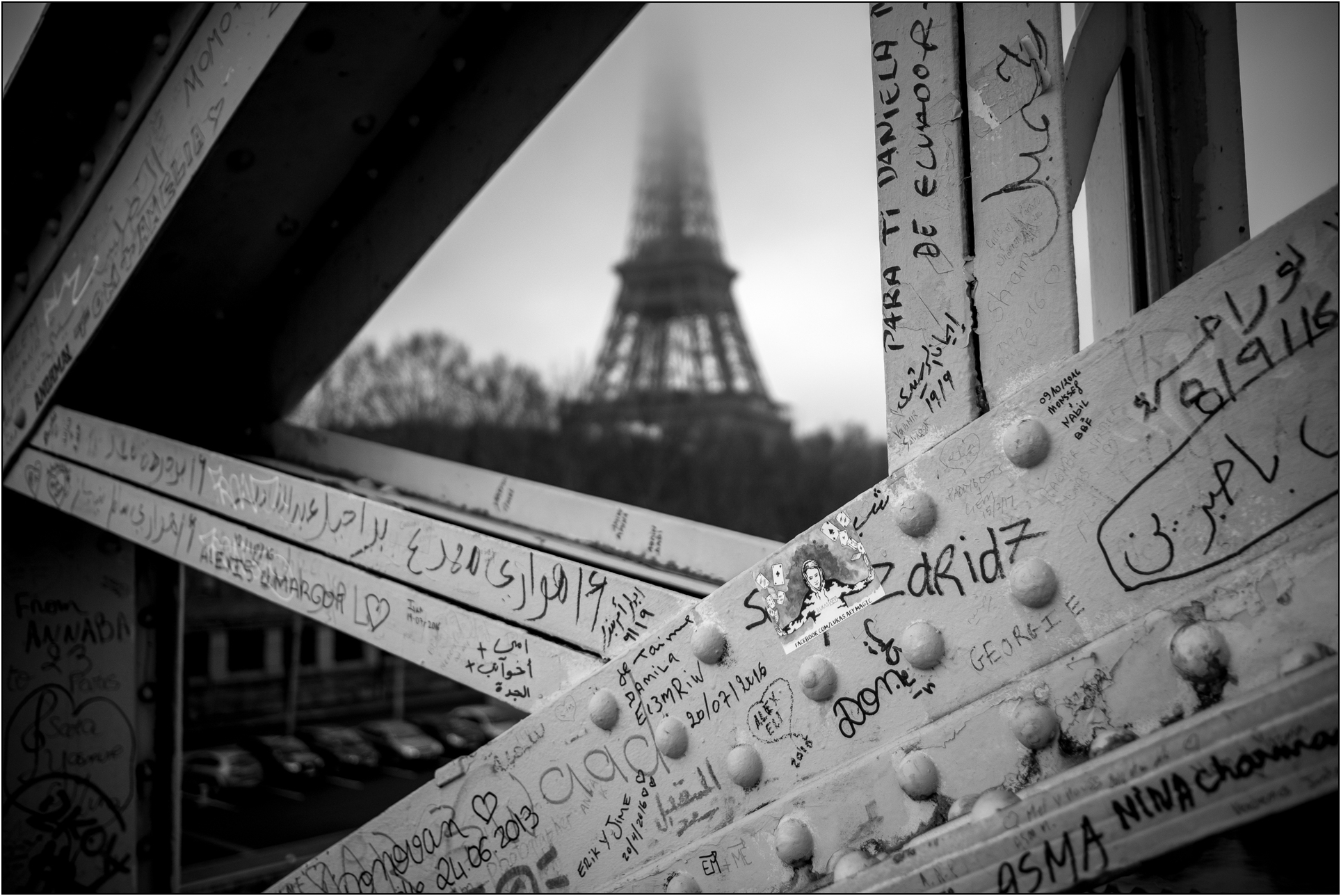 Detail Image Eiffel Graffiti Nomer 9