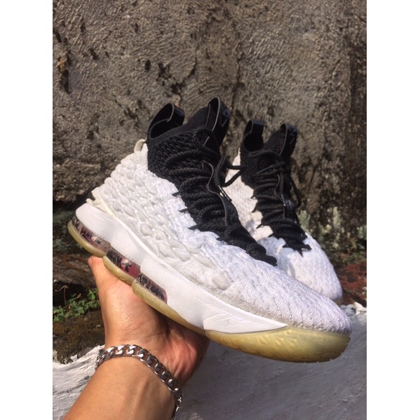 Detail Lebron 15 Graffiti On Feet Nomer 35