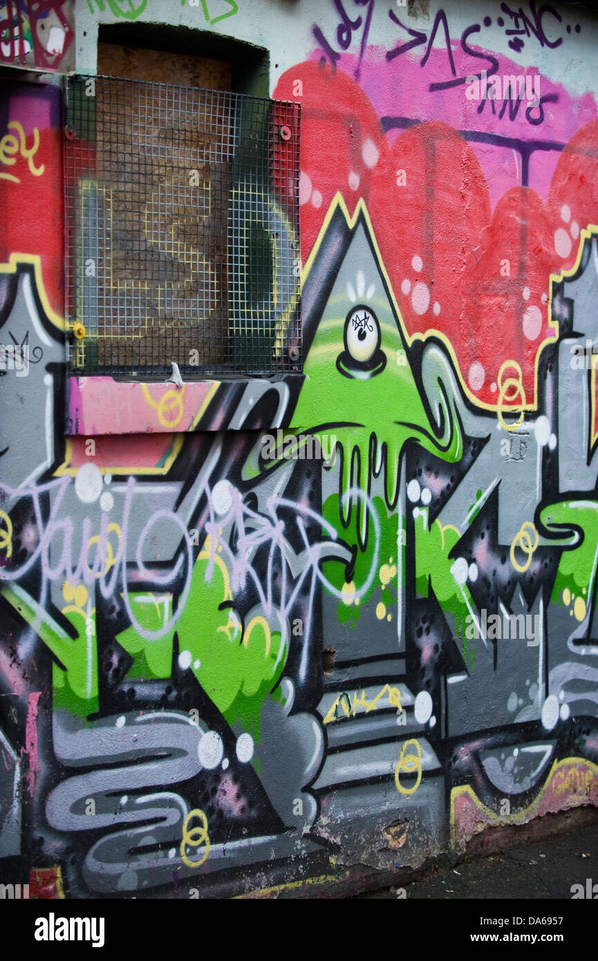 Detail Leeds Graffiti Nomer 37