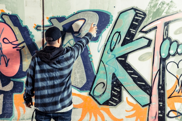Man Make A Graffiti - KibrisPDR