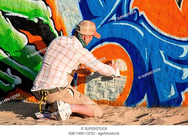 Detail Man Make A Graffiti Nomer 18
