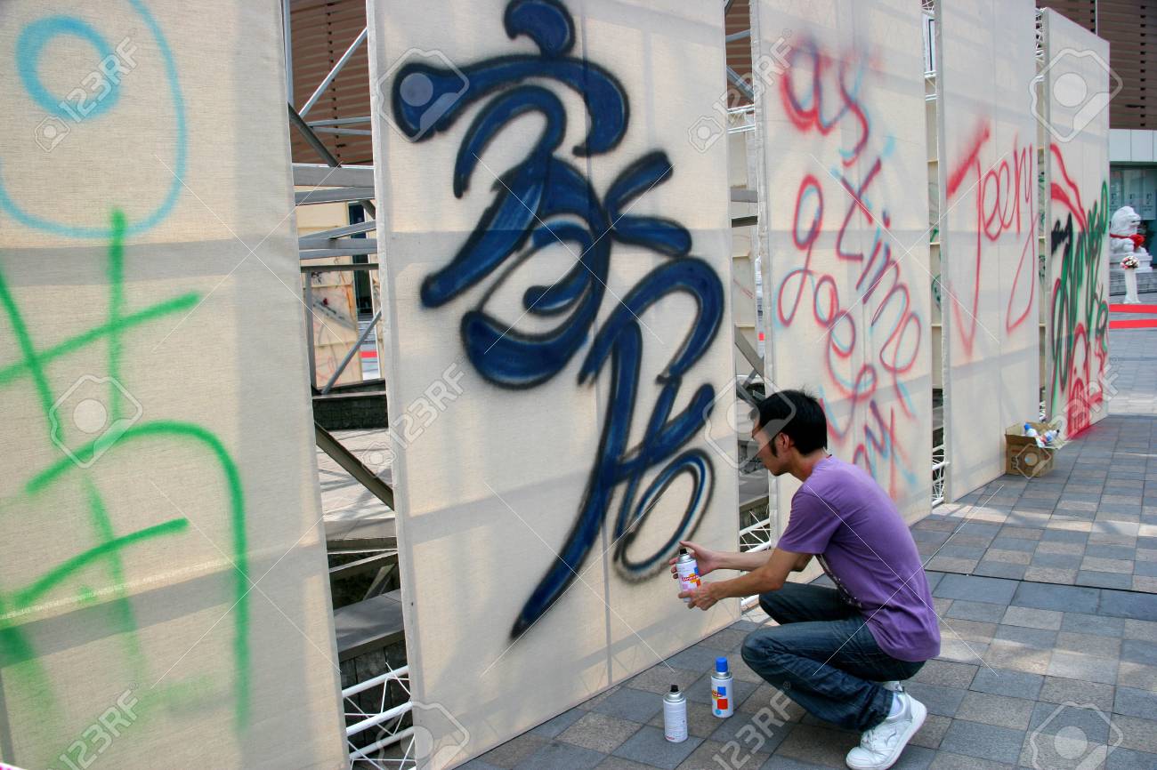 Detail Man Make A Graffiti Nomer 19