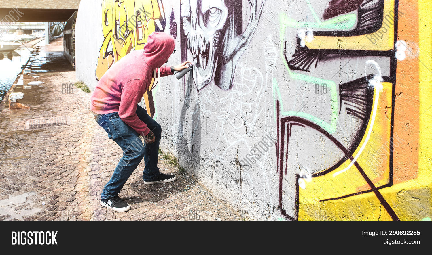 Detail Man Make A Graffiti Nomer 9