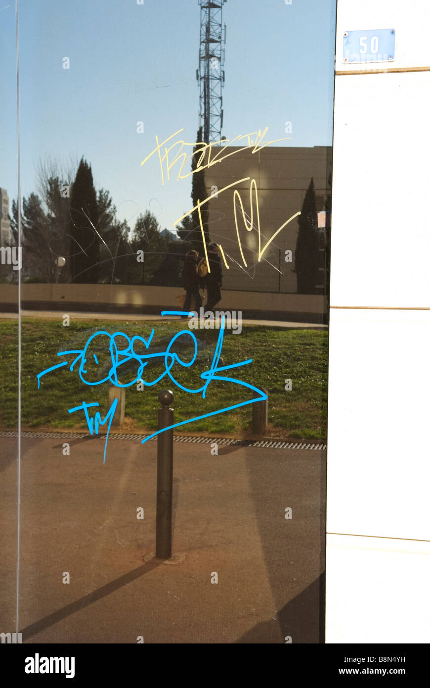 Detail Mirror Graffiti Nomer 35