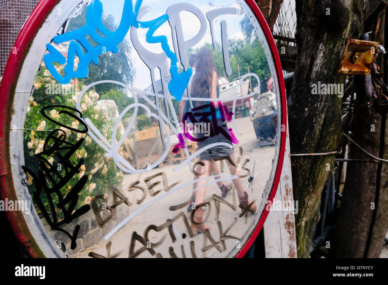 Detail Mirror Graffiti Nomer 40