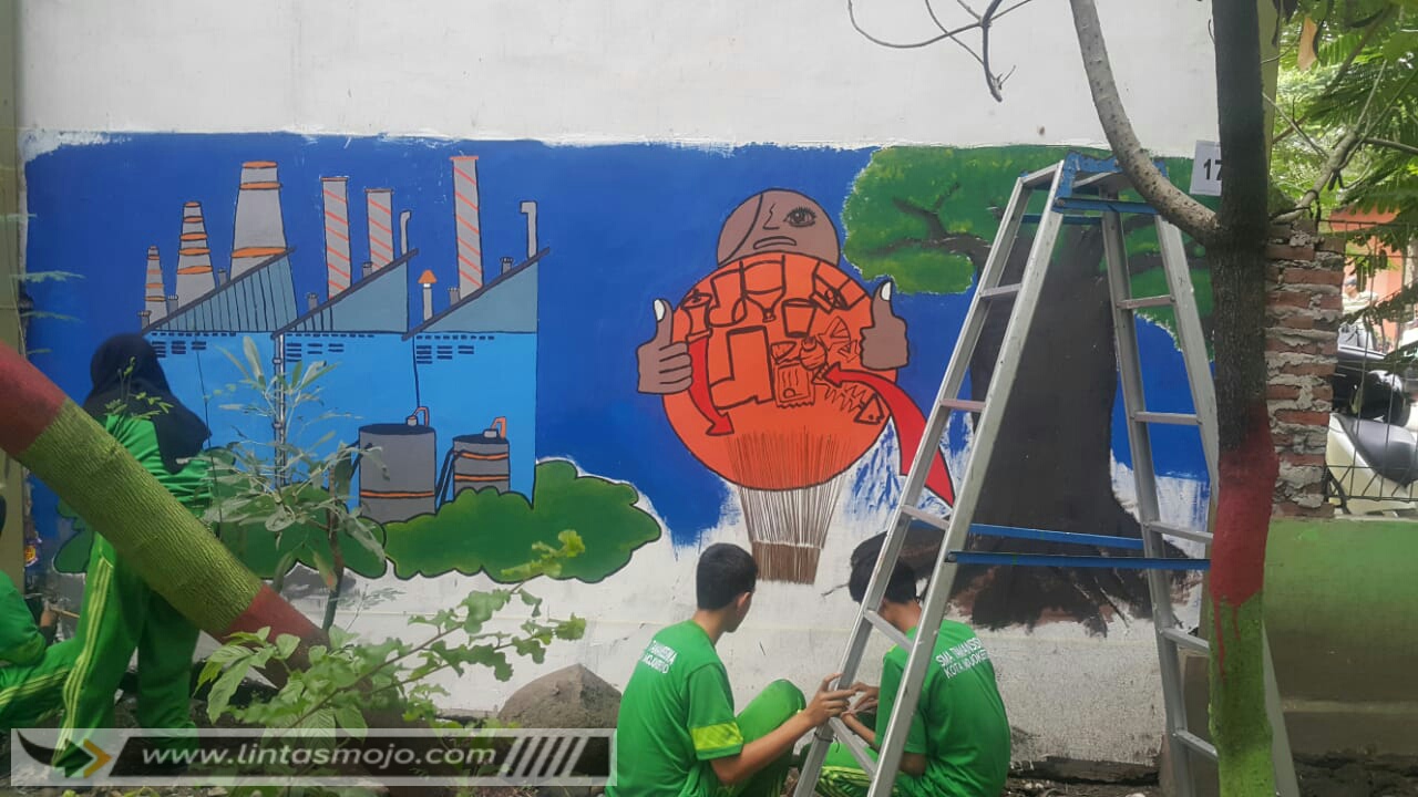 Detail Mural Graffiti Tema Daur Ulang Sampah Nomer 23