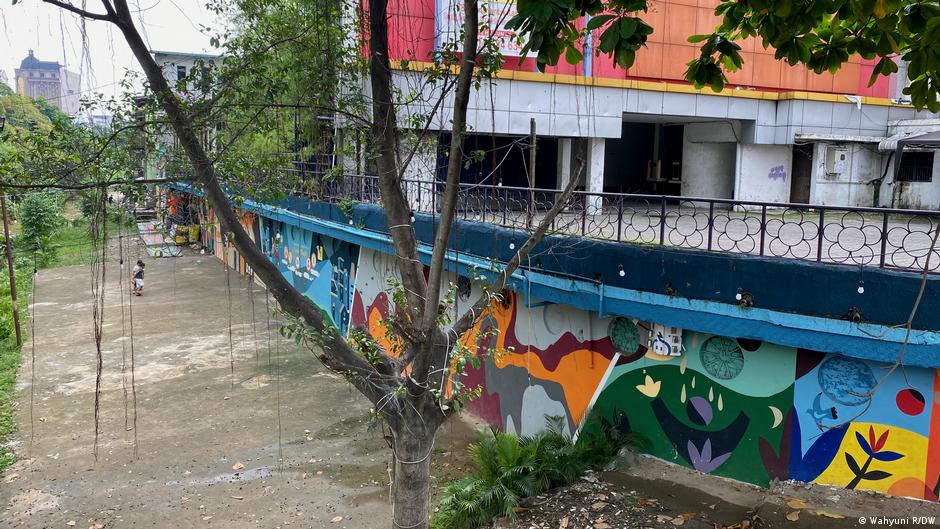 Detail Mural Graffiti Tema Daur Ulang Sampah Nomer 29