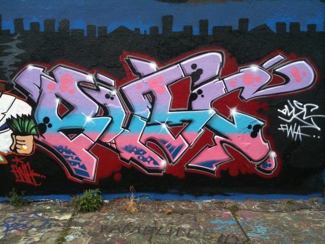 Detail Outline Store Graffiti Nomer 8
