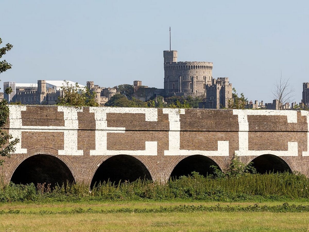 Detail Queen Graffiti Windsor Castle Nomer 2