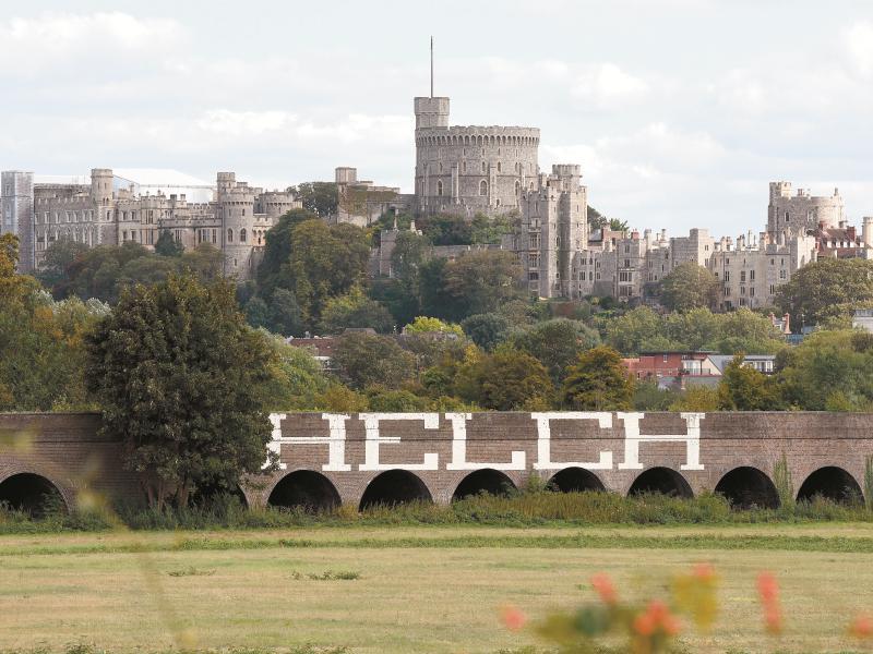 Detail Queen Graffiti Windsor Castle Nomer 14