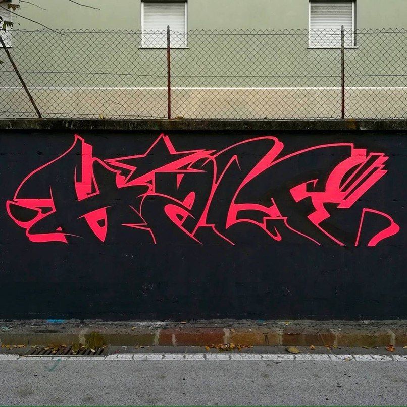 Detail Red Graffiti Piece Nomer 6