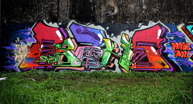 Detail The Ywllow Dinno Graffiti Nomer 25