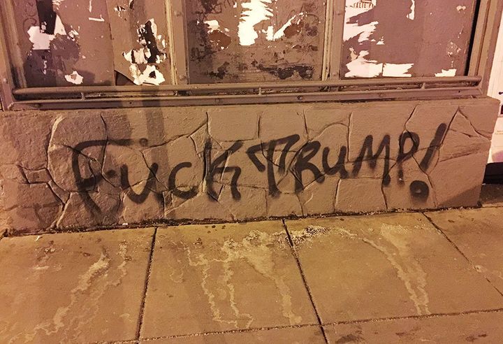 Detail Trump Graffiti Nomer 53