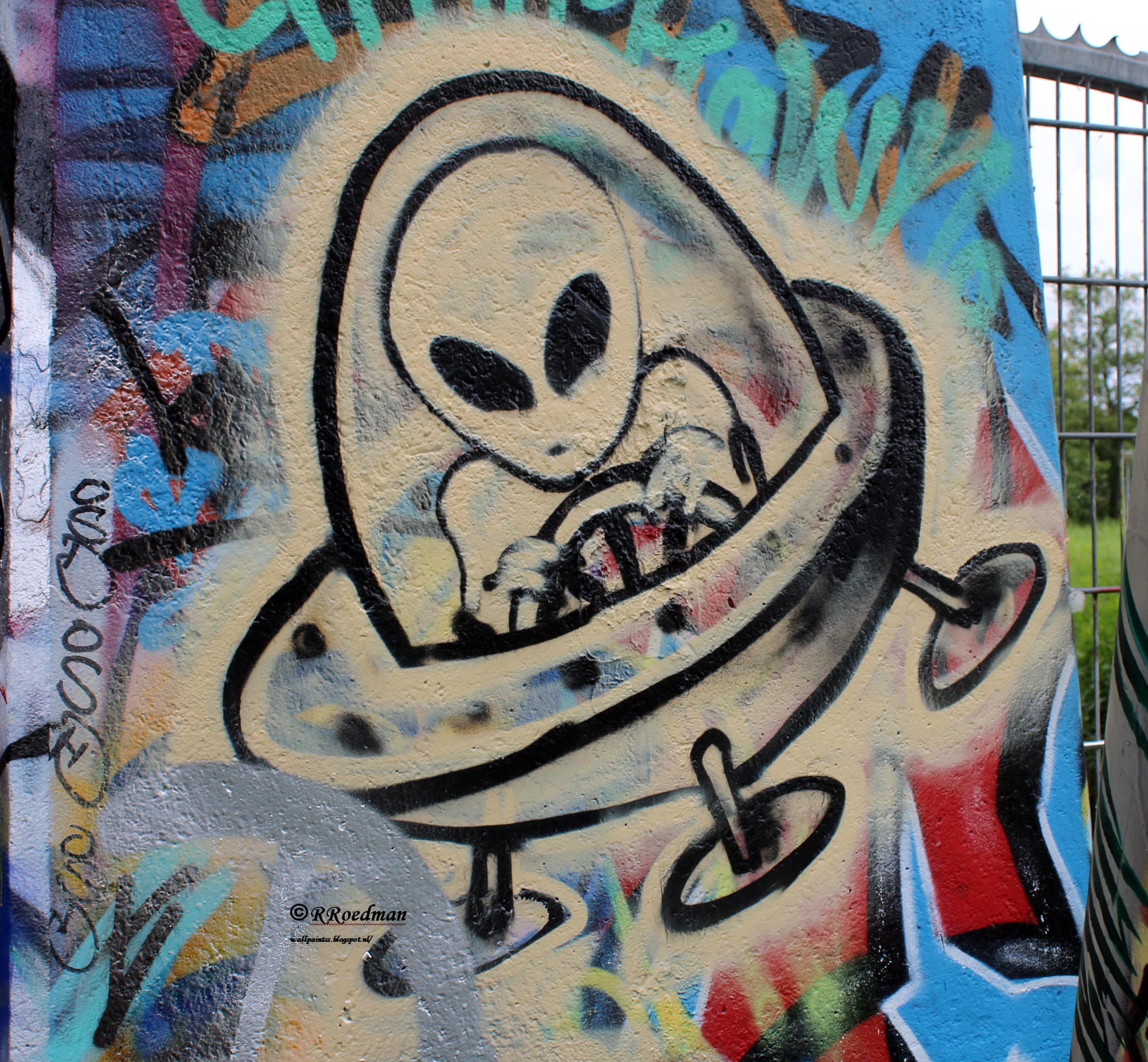 Detail Ufo Graffiti Nomer 13