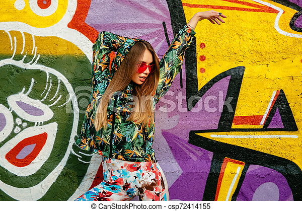 Detail Women Fashion On Graffiti Nomer 8