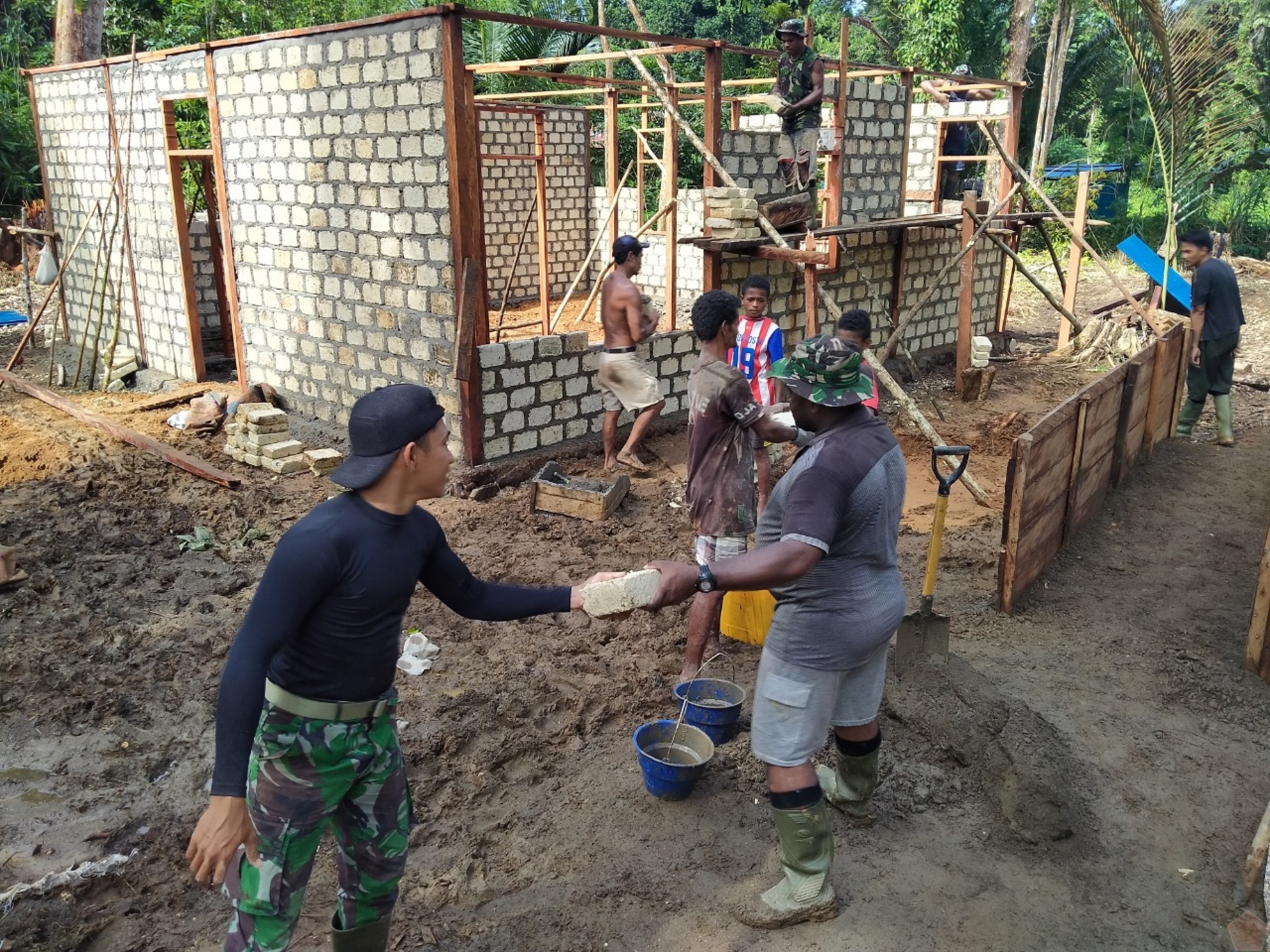 Detail Gotong Royong Membangun Rumah Nomer 13