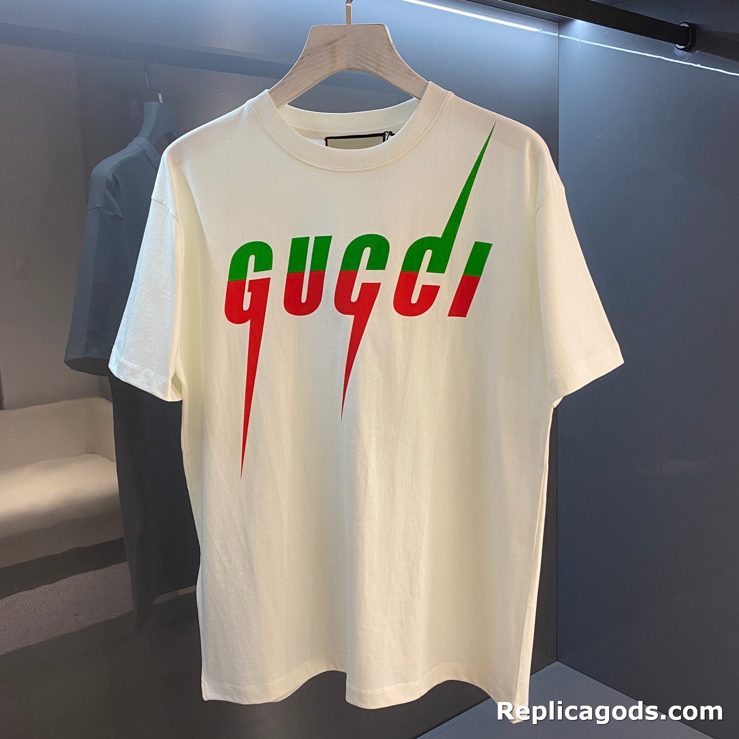 Detail Gucci Blade Print T Shirt Nomer 19