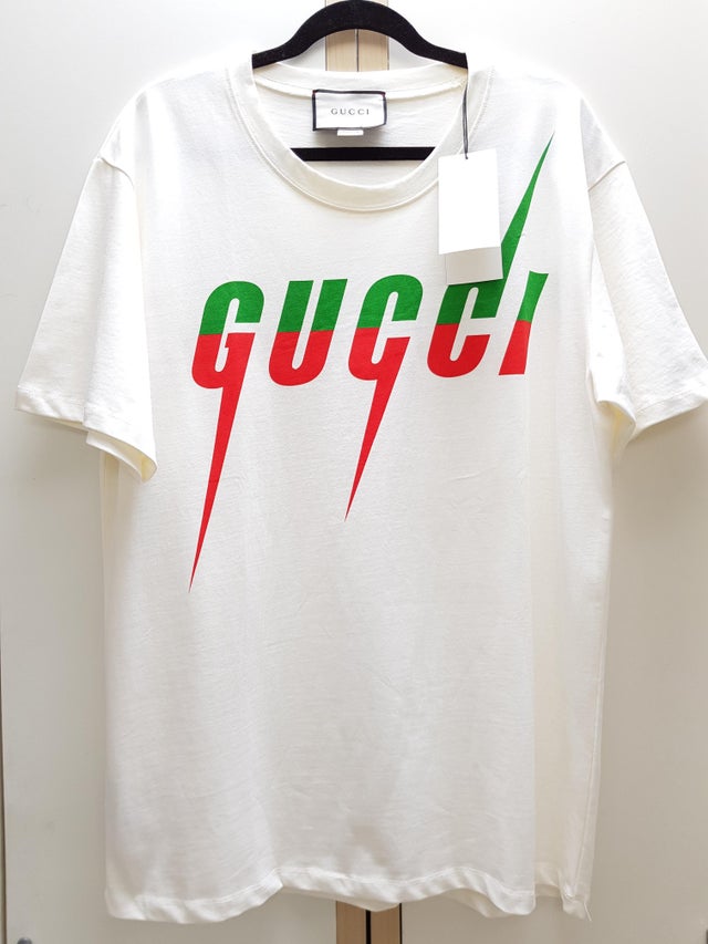 Detail Gucci Blade Print T Shirt Nomer 25