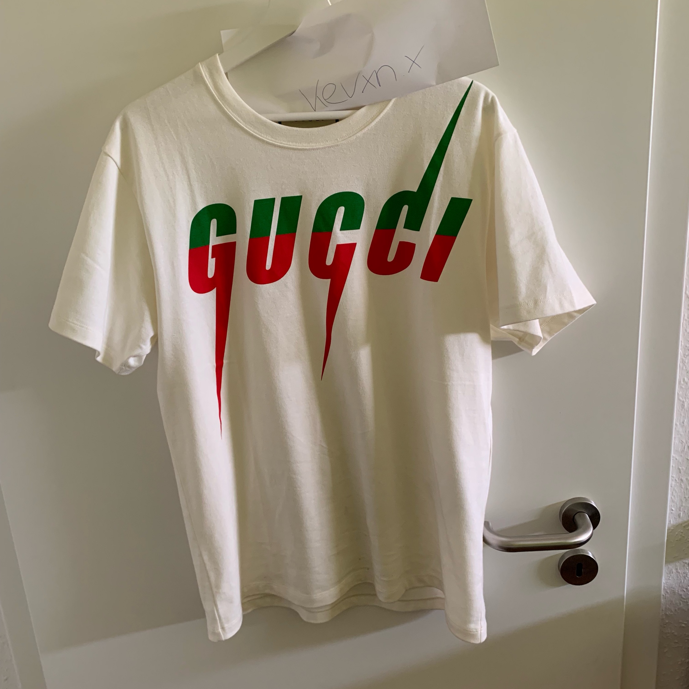 Detail Gucci Blade Print T Shirt Nomer 39