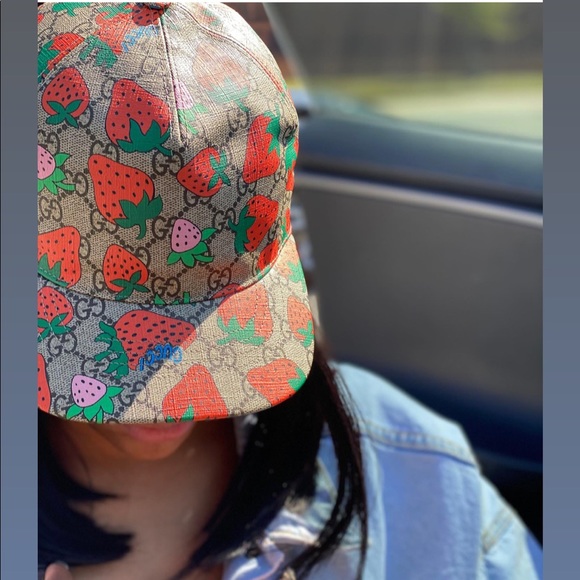 Detail Gucci Strawberry Bucket Hat Nomer 16