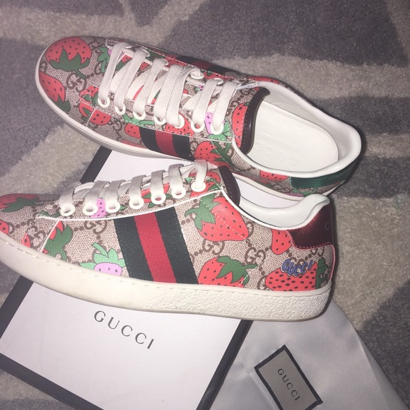 Detail Gucci Strawberry Tennis Shoes Nomer 9