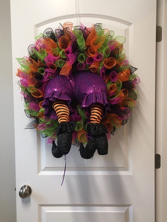 Detail Halloween Wreath With Witches Legs Nomer 27