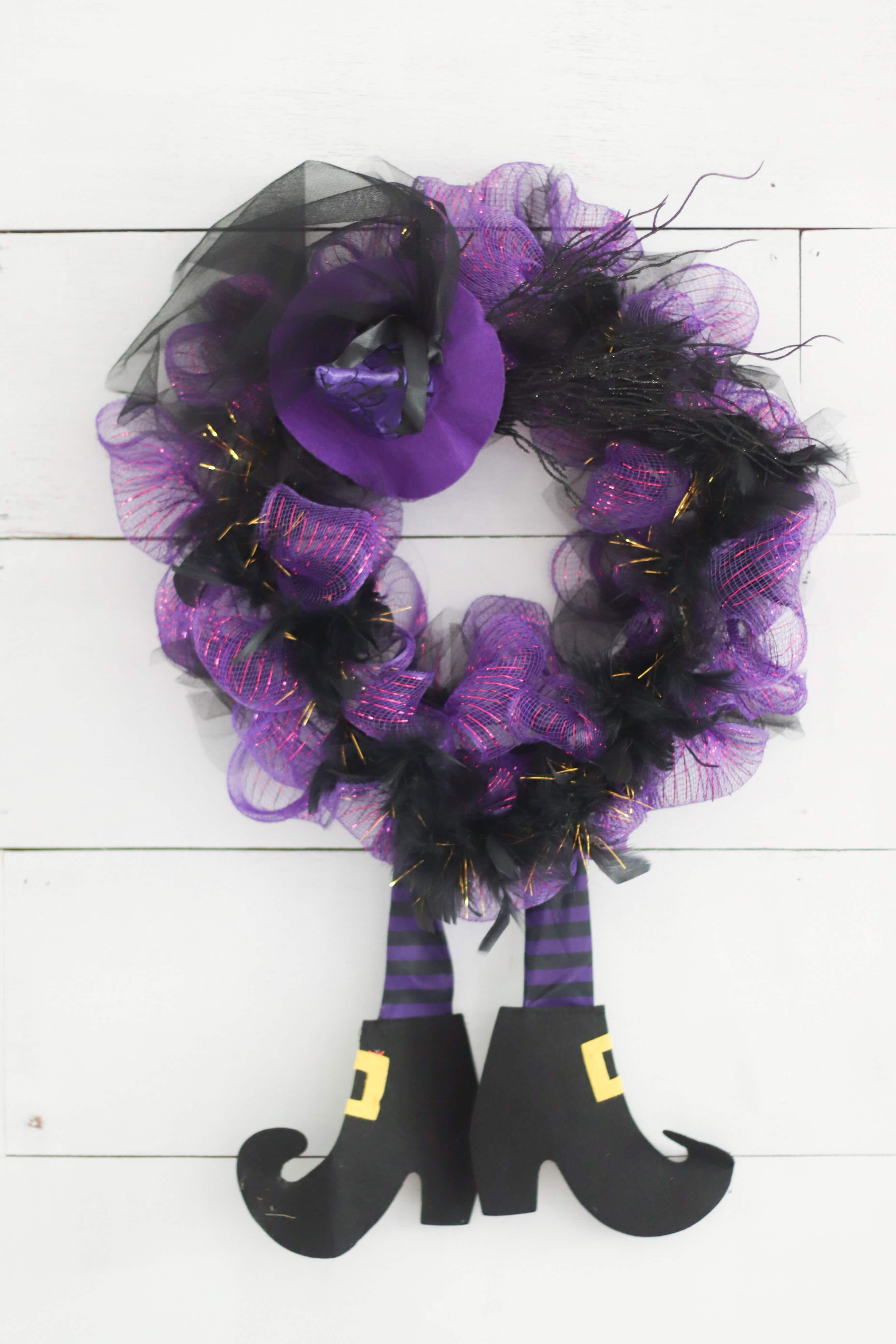 Detail Halloween Wreath With Witches Legs Nomer 4